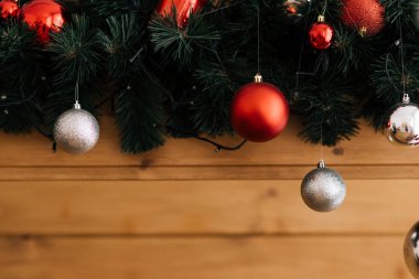 Noel iç dekorasyonu ladin ve oyuncaklarla