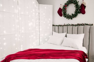 Noel dekorasyonu, şömineli ve yakacak odalı güzel dekore edilmiş oturma odası.