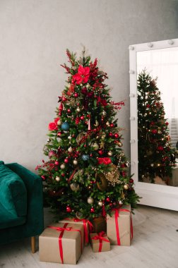 Güzel oyuncaklarla Noel ağacı, şık bir Noel ve yeni yıl süsü