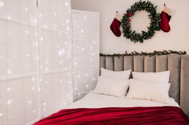 Noel dekorasyonu, şömineli ve yakacak odalı güzel dekore edilmiş oturma odası.