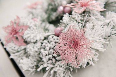 Hafif arka planda ladin desenli Noel çelengi