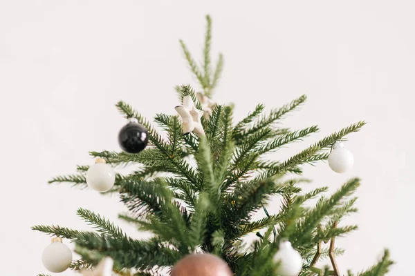 Weihnachtsbaum Mit Wunderschönem Spielzeug Stilvollem Weihnachts Und Neujahrsdekor — Stockfoto