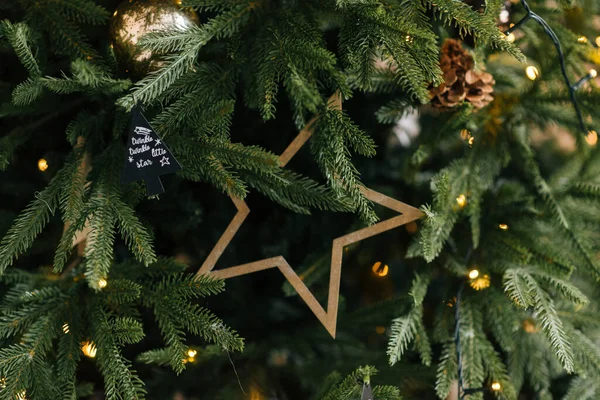 Χριστουγεννιάτικο Δέντρο Όμορφα Παιχνίδια Μοντέρνα Διακόσμηση Χριστουγέννων Και Πρωτοχρονιάς — Φωτογραφία Αρχείου