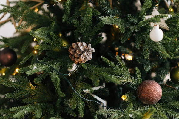 Weihnachtsbaum Mit Wunderschönem Spielzeug Stilvollem Weihnachts Und Neujahrsdekor — Stockfoto