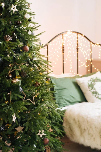 Kerstboom Met Prachtig Speelgoed Stijlvol Kerstfeest Nieuwjaarsdecor — Stockfoto