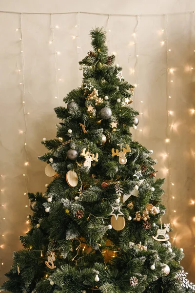 Karácsonyfa Gyönyörű Játékok Stílusos Karácsonyi Újévi Dekoráció — Stock Fotó