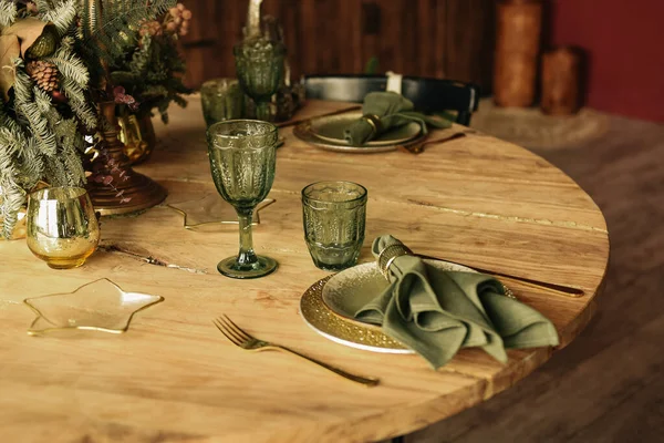 Rustic Kitchen Serving Wooden Table Green Vintage Glasses — Stock Photo, Image