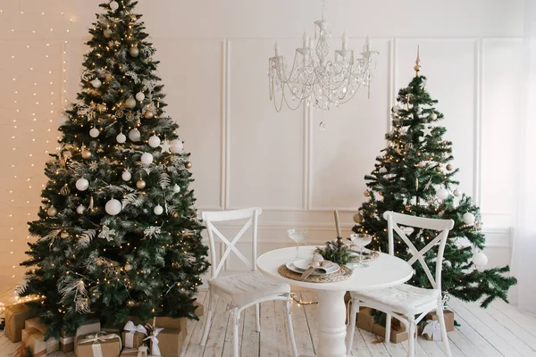 Stilvolles Helles Interieur Des Wohnzimmers Mit Weihnachtsbaum Und Festlichem Tisch — Stockfoto