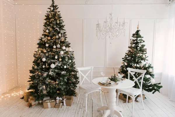 Snygg Ljus Interiör Vardagsrummet Med Julgran Och Ett Festligt Bord — Stockfoto