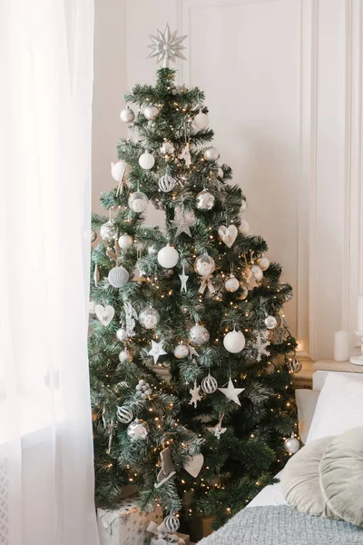 Julgran Med Vackra Leksaker Snygg Jul Och Nyårsinredning — Stockfoto