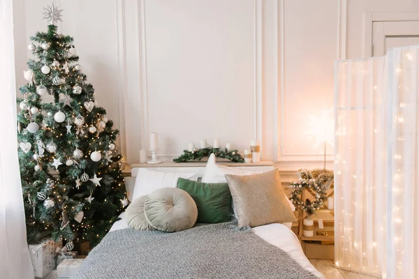 Kerstdecor Prachtig Ingerichte Woonkamer Met Open Haard Brandhout — Stockfoto