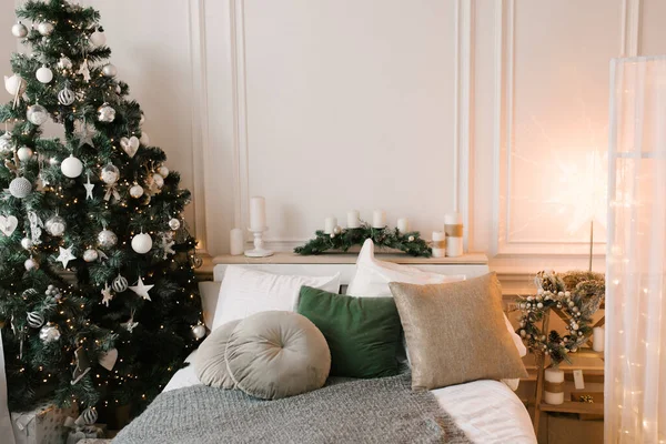 Kerstdecor Prachtig Ingerichte Woonkamer Met Open Haard Brandhout — Stockfoto