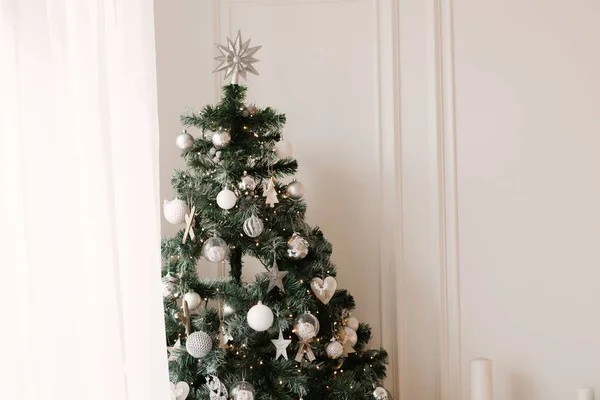 圣诞树 有漂亮的玩具 时尚的圣诞和新年装饰 — 图库照片