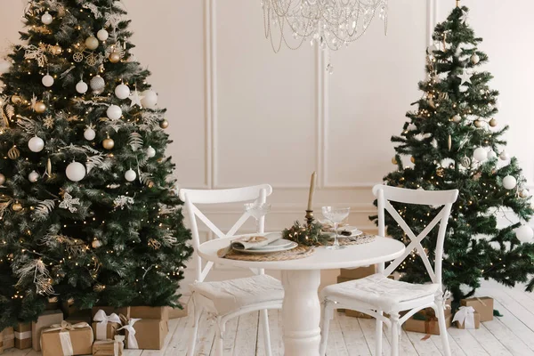 Stylish Bright Interior Living Room Christmas Tree Festive Table — Stock Photo, Image