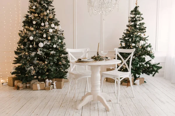 Stilvolles Helles Interieur Des Wohnzimmers Mit Weihnachtsbaum Und Festlichem Tisch — Stockfoto