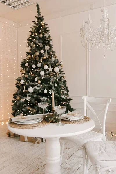 Κομψό Φωτεινό Εσωτερικό Του Σαλονιού Χριστουγεννιάτικο Δέντρο Και Γιορτινό Τραπέζι — Φωτογραφία Αρχείου
