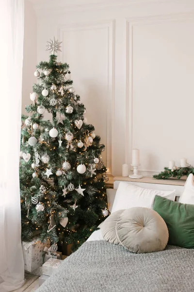 Χριστουγεννιάτικη Διακόσμηση Όμορφα Διακοσμημένο Σαλόνι Τζάκι Και Καυσόξυλα — Φωτογραφία Αρχείου