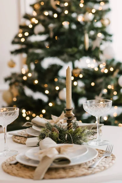 Snygg Ljus Interiör Vardagsrummet Med Julgran Och Ett Festligt Bord — Stockfoto