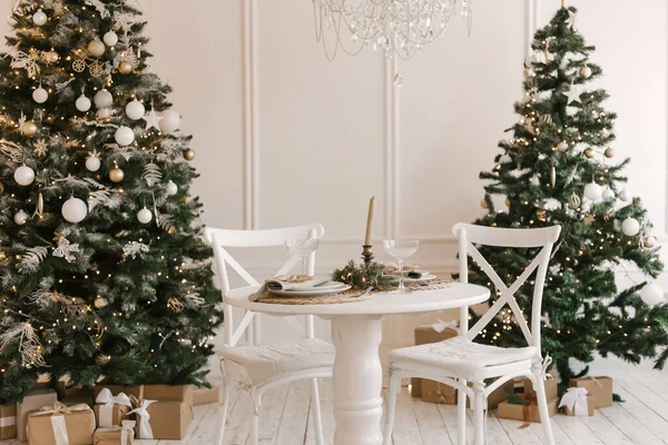 Κομψό Φωτεινό Εσωτερικό Του Σαλονιού Χριστουγεννιάτικο Δέντρο Και Γιορτινό Τραπέζι — Φωτογραφία Αρχείου