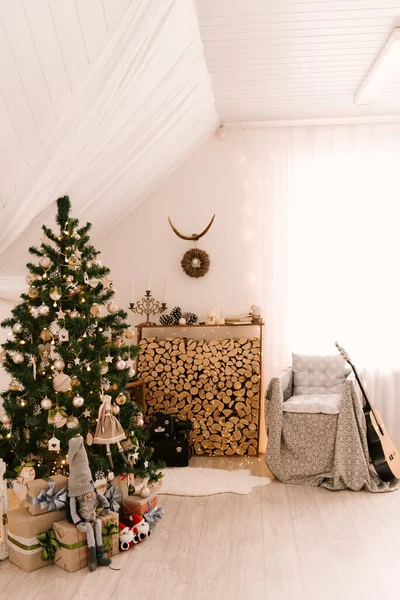 用原木和古董装饰的圣诞室内装饰 — 图库照片