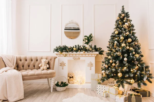 Όμορφο Εσωτερικό Σαλόνι Τζάκι Και Χριστουγεννιάτικο Δέντρο Χριστουγεννιάτικη Διακόσμηση — Φωτογραφία Αρχείου