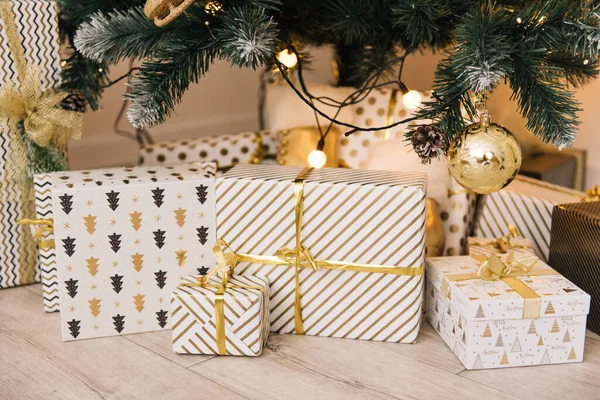 Decoração Natal Presentes Lindamente Embalados Sob Árvore Natal — Fotografia de Stock