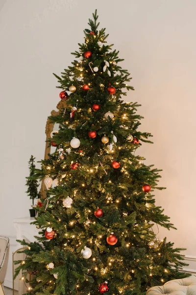 Kerstboom Met Prachtig Speelgoed Stijlvol Kerstfeest Nieuwjaarsdecor — Stockfoto