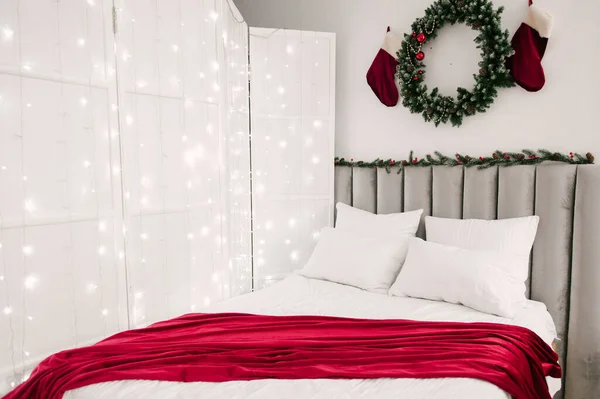 Kerstdecor Prachtig Ingerichte Woonkamer Met Open Haard Brandhout — Stockfoto