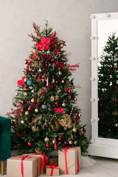 Kerstboom Met Prachtig Speelgoed Stijlvol Kerstfeest Nieuwjaarsdecor — Stockfoto