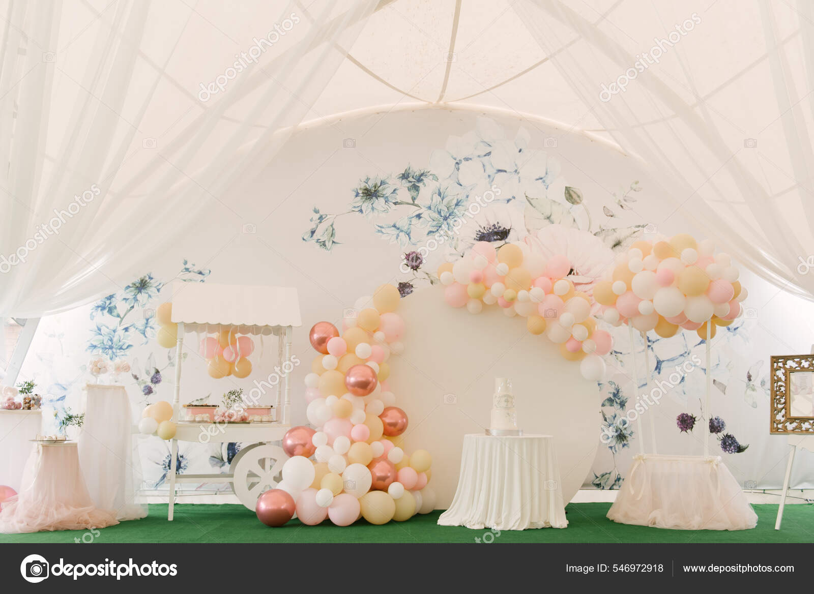 Una Fiesta Bellamente Decorada Con Globos Una Gran Carpa Blanca — Foto de  stock #546972918 © ksyusha_yanovich.mail.ru, image size:1600x1168
