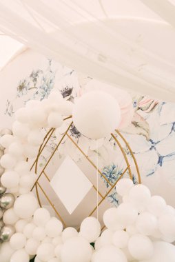 Bir olay için beyaz ve gümüş topları olan yuvarlak fotoğraf bölgesi ya da dev bir top ve bedava bir yer ile doğum günü