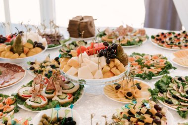 Güzel yemek Ziyafet tablo farklı yemek aperatifler ve mezeler sandviç, havyar, kurumsal parti olay veya düğün kutlama taze meyve ile dekore edilmiş