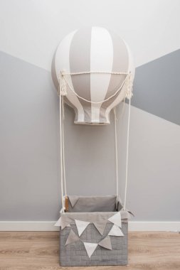 İçinde gri bir balon olan sepet, çocuk odası dekorasyonu ve tatiller.