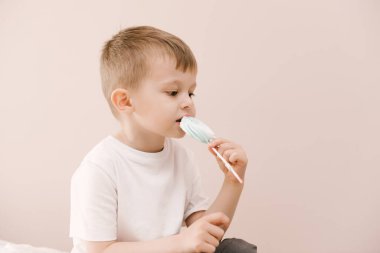 Elinde kremalı pasta olan güzel bir çocuk.