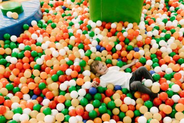 Çocuk merkezinde güzel, gülümseyen bir çocuk oynuyor.