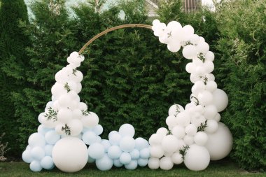 Tatil partisi için dekorasyon. Bir sürü balon mavi ve beyaz renkli. Topları olan yuvarlak fotoğraf bölgesi