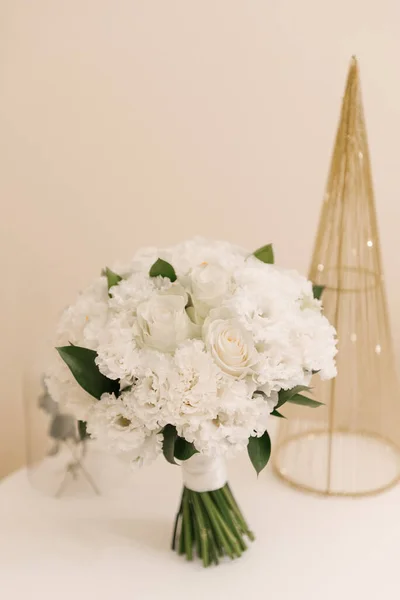 Belo Buquê Branco Rosas Crisântemos Eustoma — Fotografia de Stock