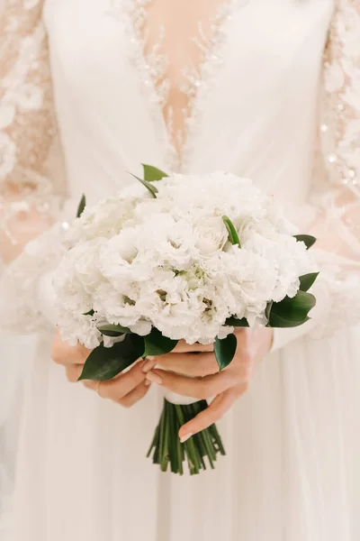 Belo Buquê Noivas Brancas Rosas Crisântemos Eustoma Nas Mãos Noiva — Fotografia de Stock