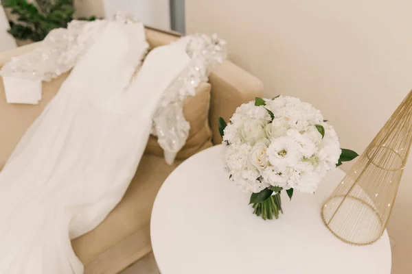 Abito Sposa Lusso Bouquet Sposa Bianco Rose Crisantemi — Foto Stock