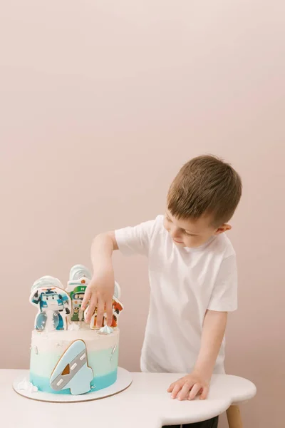 Lindo Menino Bolo Infantil Para Quarto Aniversário — Fotografia de Stock