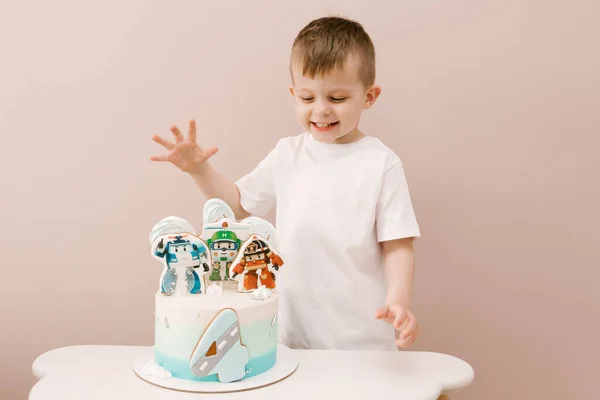 Lindo Menino Bolo Infantil Para Quarto Aniversário — Fotografia de Stock
