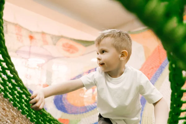 Ein Schöner Lächelnder Junge Spielt Einem Kinderzentrum — Stockfoto