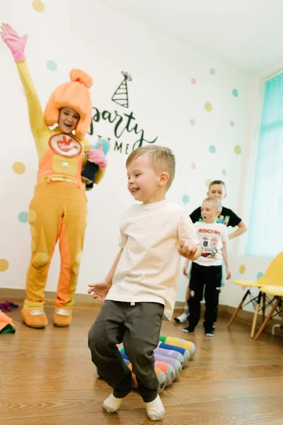 美しい笑顔の男の子が子供のセンターで友達と遊ぶ — ストック写真