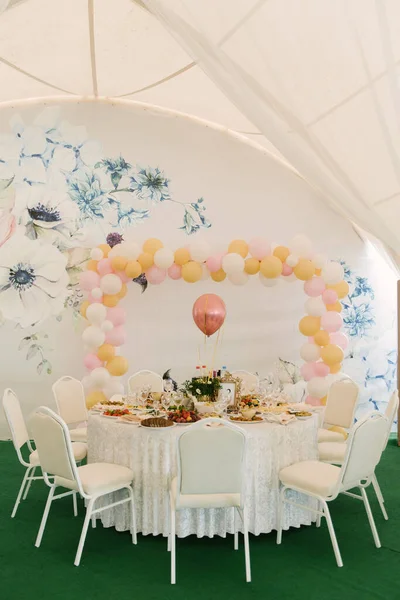 Una Fiesta Bellamente Decorada Con Globos Una Gran Carpa Blanca — Foto de Stock