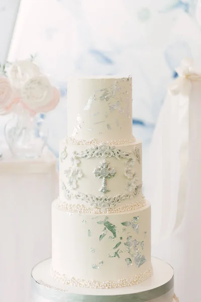 배경에 아이의 세례를 겹으로 대형흰 케이크 — 스톡 사진