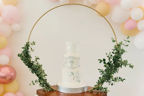 Grande Bolo Branco Três Camadas Para Batismo Uma Criança Com — Fotografia de Stock