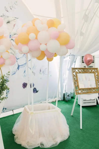 Una Fiesta Bellamente Decorada Con Globos Una Gran Carpa Blanca — Foto de Stock