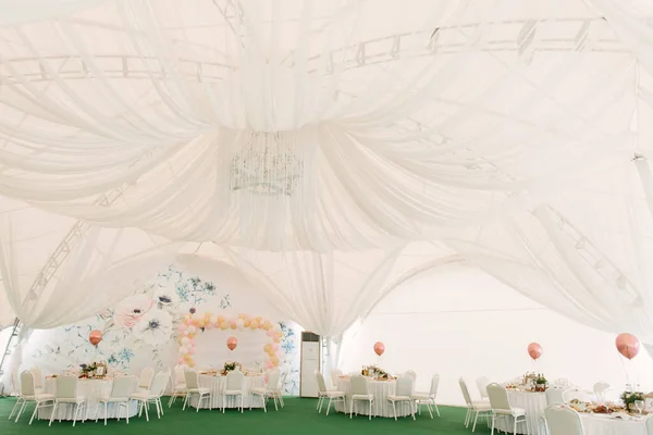 Una Fiesta Bellamente Decorada Con Globos Una Gran Carpa Blanca — Foto de Stock