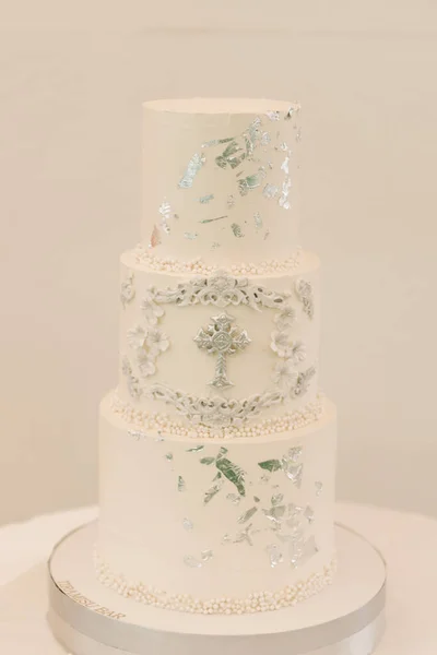 Torta Blanca Grande Tres Niveles Para Bautismo Niño Sobre Fondo — Foto de Stock