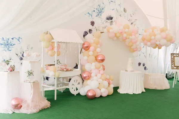 Eine Wunderschön Dekorierte Party Mit Luftballons Einem Großen Weißen Zelt — Stockfoto